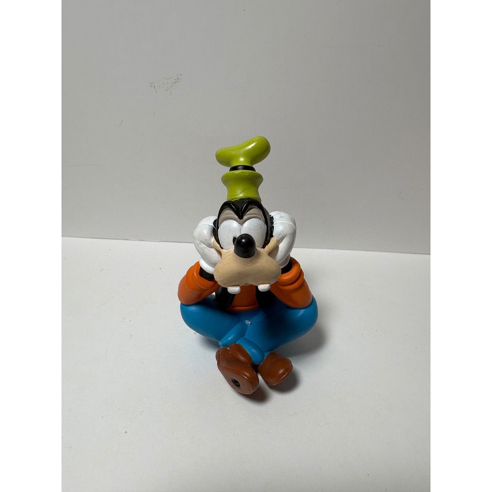 Disney Goofy PVC Figure Sitting Cross Legged Collectible 3.5 Inch Toy Figurine